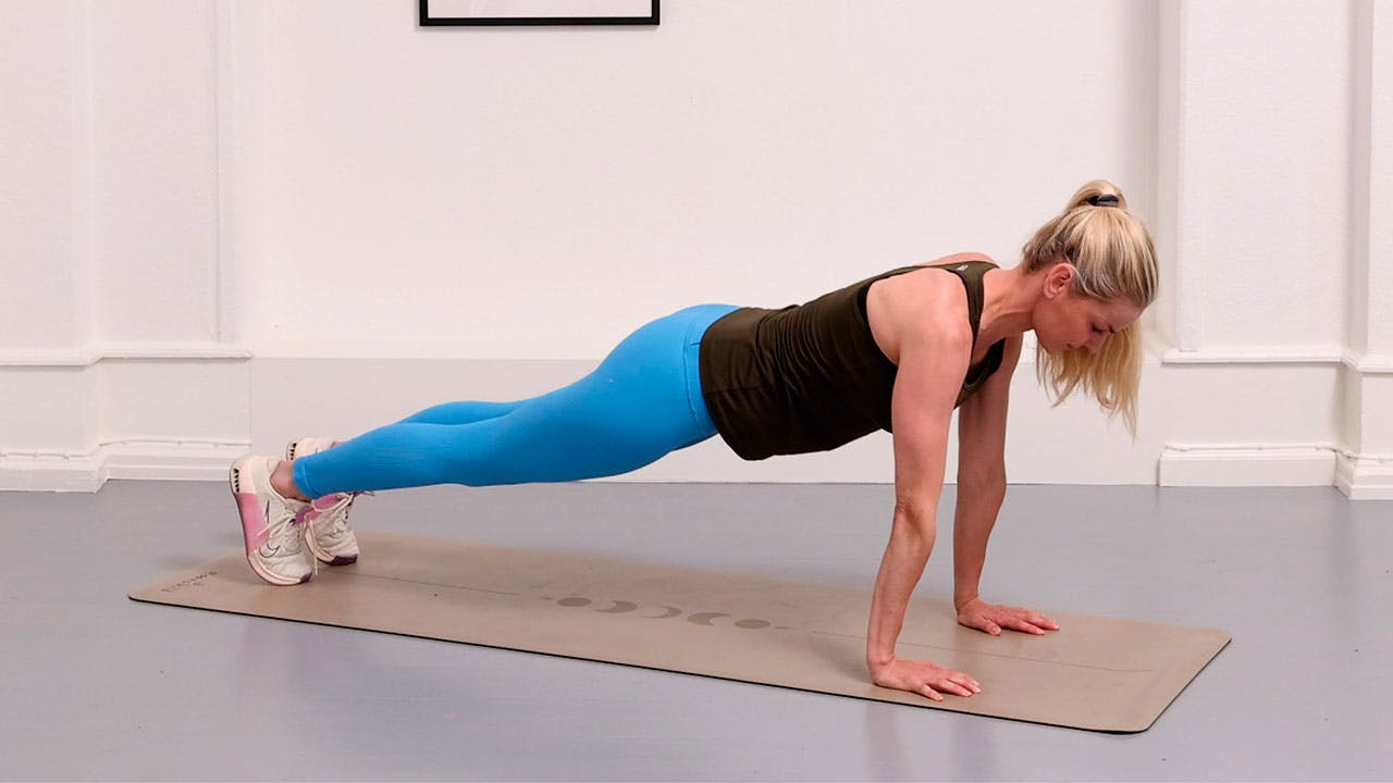 Kvinde laver walkout to push-up Kvinde laver walkout to push-up